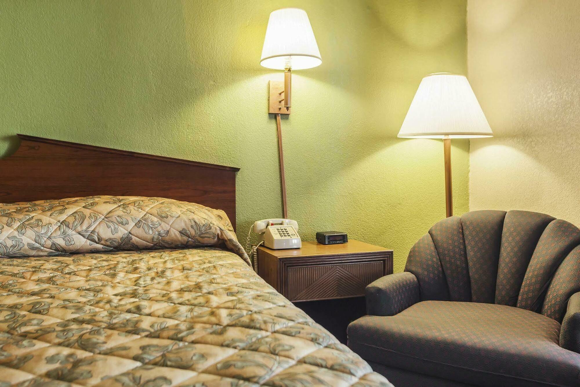 Econo Lodge Inn & Suites Denver Dış mekan fotoğraf